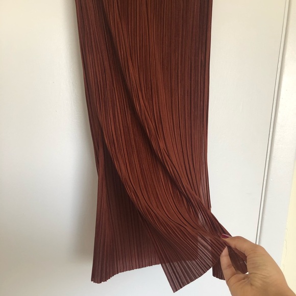 Pleated midi skirt with double slit - Picture 3 of 5
